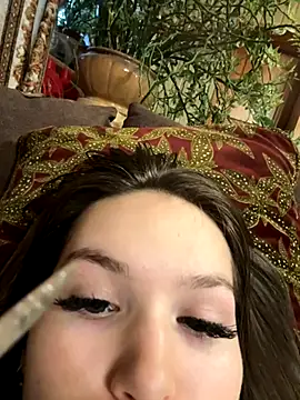 Snapshot of -Amora chatting on 11-20-25, 12:16 -Amora online show from 11-20-25, 12:16