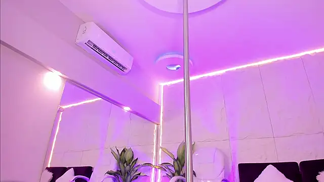 MelanieHillss online show from 12-17-25, 04:40