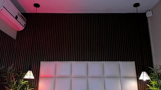 MelanieHillss online show from 04-25-26, 04:37