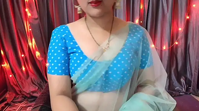 Snapshot of goldiwets chatting on 10-30-25, 03:30 goldiwets online show from 10-30-25, 03:30