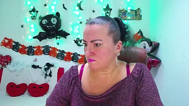 DianaMGG online show from 10-21-25, 05:19