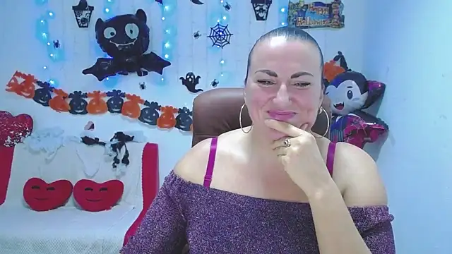 DianaMGG online show from 10-21-25, 05:24