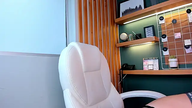 Bella walker  online show from 10-16-25, 10:11