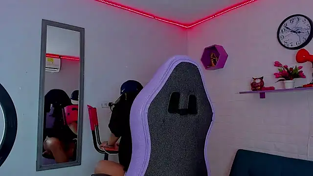 Snapshot of melany_rouse18 chatting on 10-01-25, 04:13 melany rouse18 online show from 10-01-25, 04:13