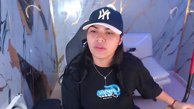 Snapshot of melany_rouse18 chatting on 10-31-25, 11:22 melany rouse18 online show from 10-31-25, 11:22