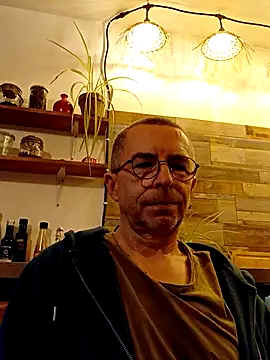 Snapshot of Xavspank2 chatting on 11-15-25, 04:03 Xavspank2 online show from 11-15-25, 04:03