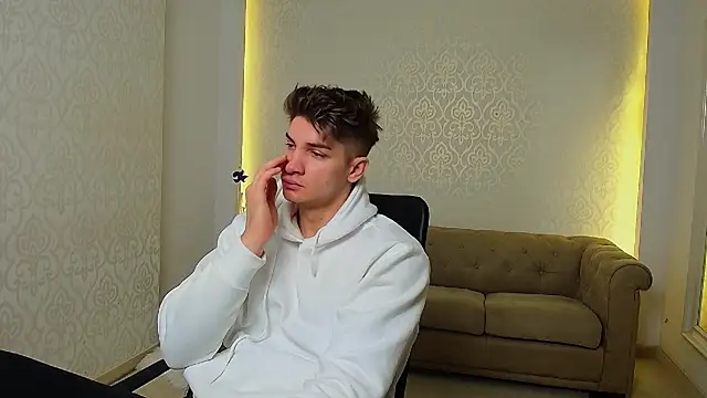 Snapshot of MaxKaiden chatting on 11-23-25, 05:29 MaxKaiden online show from 11-23-25, 05:29