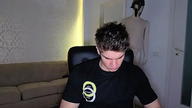 Snapshot of MaxKaiden chatting on 06-11-26, 04:21 MaxKaiden online show from 06-11-26, 04:21