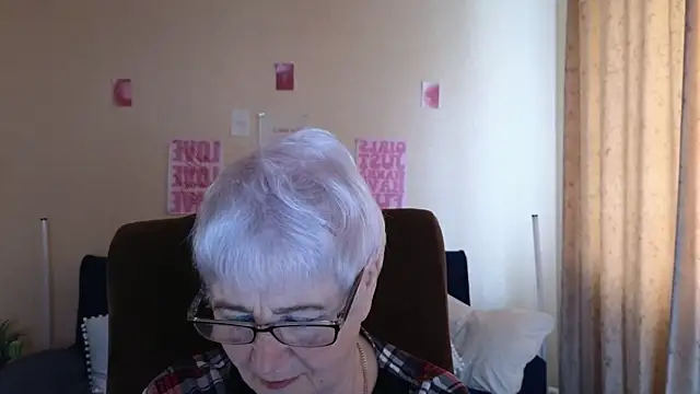 Sandra Snowflake online show from 05-13-26, 04:21