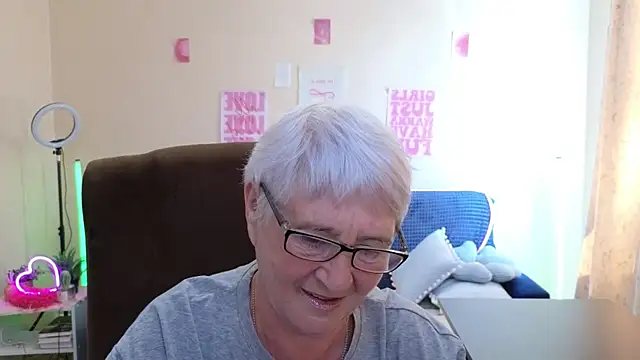 Sandra Snowflake online show from 06-15-26, 12:07