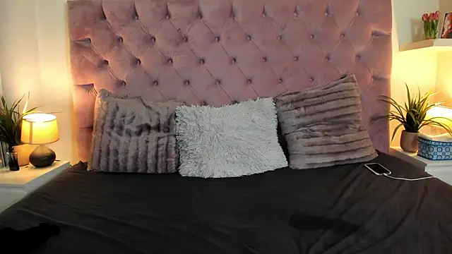 Snapshot of MaiaMini chatting on 03-04-25, 02:49 MaiaMini online show from 03-04-25, 02:49