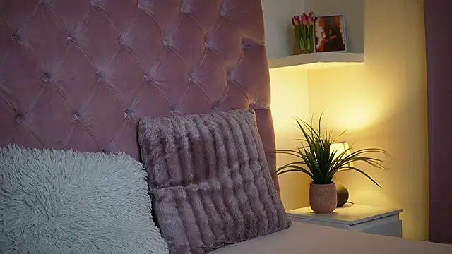 Snapshot of MaiaMini chatting on 09-09-25, 06:40 MaiaMini online show from 09-09-25, 06:40