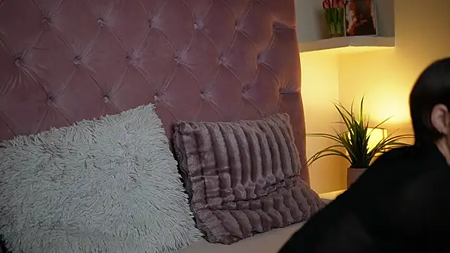 Snapshot of MaiaMini chatting on 10-08-25, 11:35 MaiaMini online show from 10-08-25, 11:35