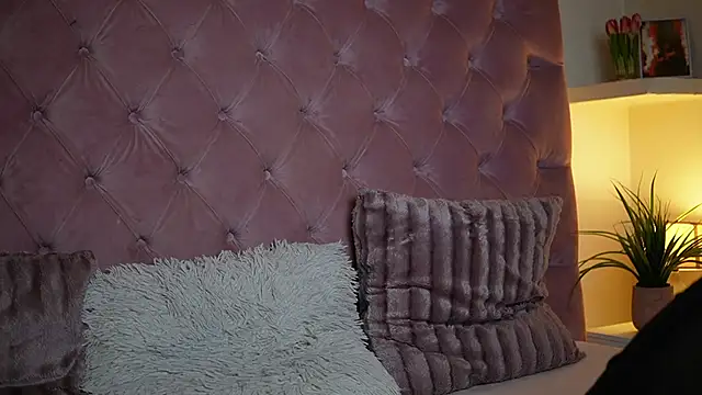 Snapshot of MaiaMini chatting on 10-12-25, 08:52 MaiaMini online show from 10-12-25, 08:52