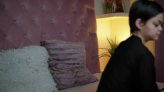 Snapshot of MaiaMini chatting on 10-13-25, 09:59 MaiaMini online show from 10-13-25, 09:59