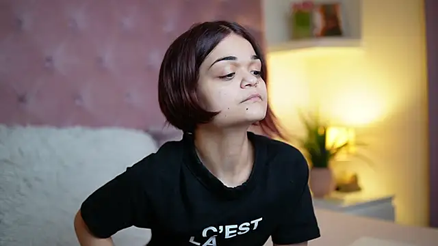 Snapshot of MaiaMini chatting on 10-27-25, 10:03 MaiaMini online show from 10-27-25, 10:03