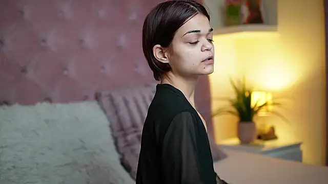 Snapshot of MaiaMini chatting on 10-29-25, 10:00 MaiaMini online show from 10-29-25, 10:00