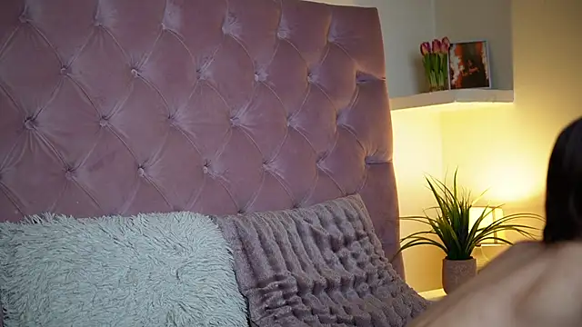 Snapshot of MaiaMini chatting on 11-12-25, 09:03 MaiaMini online show from 11-12-25, 09:03