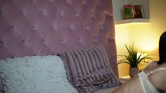 Snapshot of MaiaMini chatting on 11-13-25, 10:52 MaiaMini online show from 11-13-25, 10:52