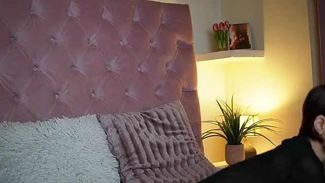 Snapshot of MaiaMini chatting on 11-15-25, 09:11 MaiaMini online show from 11-15-25, 09:11