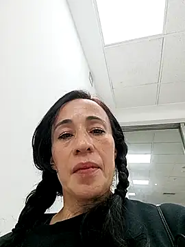 Snapshot of Coeur_de_luxure chatting on 02-20-25, 01:14 Coeur de luxure online show from 02-20-25, 01:14