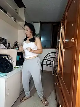 Snapshot of Coeur_de_luxure chatting on 03-18-25, 02:36 Coeur de luxure online show from 03-18-25, 02:36