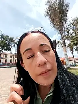 Snapshot of Coeur_de_luxure chatting on 09-12-25, 04:51 Coeur de luxure online show from 09-12-25, 04:51