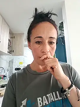 Snapshot of Coeur_de_luxure chatting on 09-16-25, 07:15 Coeur de luxure online show from 09-16-25, 07:15