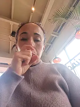 Snapshot of Coeur_de_luxure chatting on 09-23-25, 02:53 Coeur de luxure online show from 09-23-25, 02:53