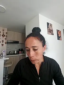 Snapshot of Coeur_de_luxure chatting on 09-25-25, 07:28 Coeur de luxure online show from 09-25-25, 07:28