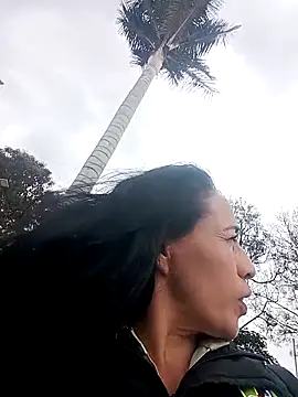 Snapshot of Coeur_de_luxure chatting on 09-29-25, 05:07 Coeur de luxure online show from 09-29-25, 05:07