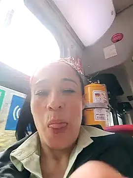 Snapshot of Coeur_de_luxure chatting on 10-02-25, 07:54 Coeur de luxure online show from 10-02-25, 07:54