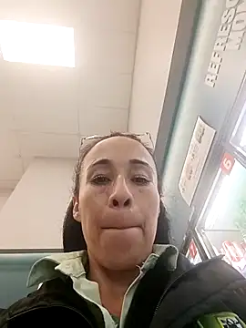 Snapshot of Coeur_de_luxure chatting on 10-11-25, 04:27 Coeur de luxure online show from 10-11-25, 04:27