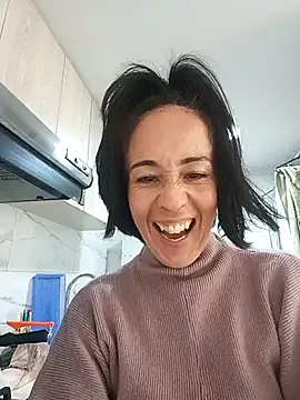 Snapshot of Coeur_de_luxure chatting on 10-13-25, 04:51 Coeur de luxure online show from 10-13-25, 04:51