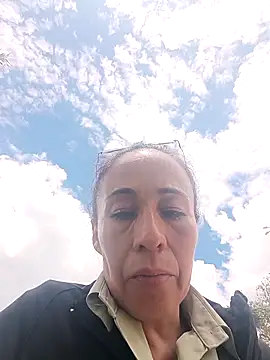 Snapshot of Coeur_de_luxure chatting on 10-21-25, 05:02 Coeur de luxure online show from 10-21-25, 05:02