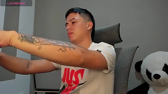 Snapshot of mattiwsmorris_ chatting on 11-12-25, 01:44 mattiwsmorris online show from 11-12-25, 01:44