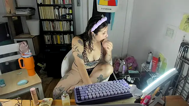 Snapshot of Rosiee69_ chatting on 10-11-25, 06:28 Rosiee69  online show from 10-11-25, 06:28