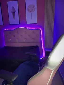 Snapshot of Emily-teen chatting on 02-23-25, 01:21 Emily-teen online show from 02-23-25, 01:21