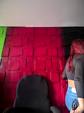 Snapshot of Emily-teen chatting on 10-07-25, 01:30 Emily-teen online show from 10-07-25, 01:30