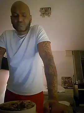 Snapshot of Mrnutella chatting on 03-05-25, 02:25 Mrnutella online show from 03-05-25, 02:25