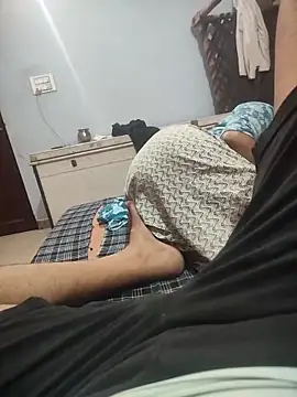 Snapshot of indian_couple4 chatting on 10-29-25, 04:20 indian couple4 online show from 10-29-25, 04:20