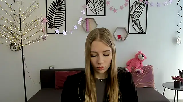 Snapshot of AnnNorriss chatting on 02-18-25, 08:16 AnnNorriss online show from 02-18-25, 08:16