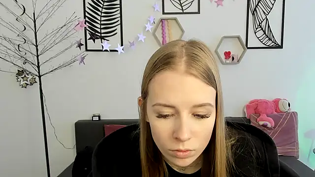 Snapshot of AnnNorriss chatting on 02-19-25, 09:39 AnnNorriss online show from 02-19-25, 09:39