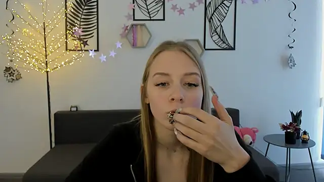 Snapshot of AnnNorriss chatting on 02-23-25, 12:27 AnnNorriss online show from 02-23-25, 12:27