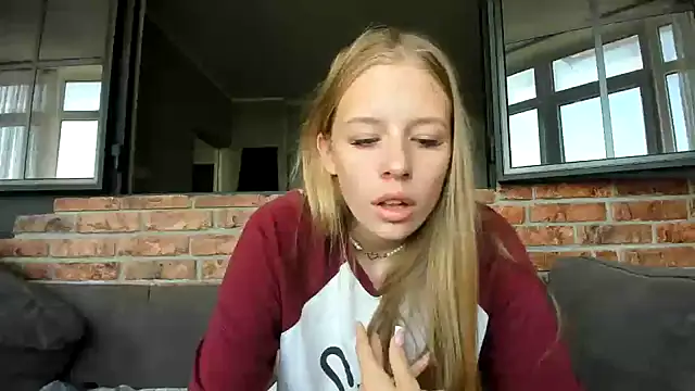 Snapshot of AnnNorriss chatting on 09-21-25, 06:04 AnnNorriss online show from 09-21-25, 06:04