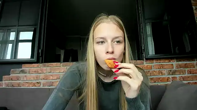 Snapshot of AnnNorriss chatting on 10-01-25, 10:32 AnnNorriss online show from 10-01-25, 10:32