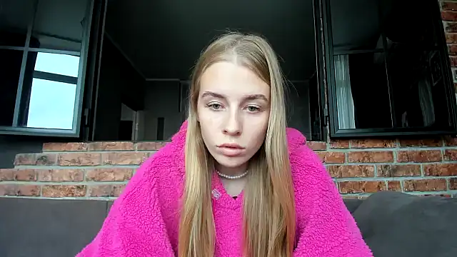 Snapshot of AnnNorriss chatting on 10-08-25, 12:03 AnnNorriss online show from 10-08-25, 12:03