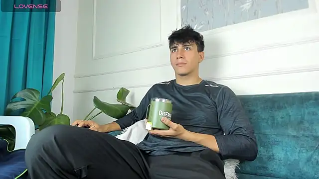 Snapshot of Allex_Cano chatting on 12-17-25, 01:17 Allex Cano online show from 12-17-25, 01:17