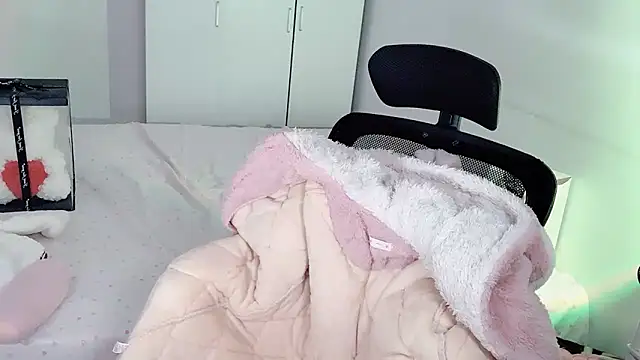 Snapshot of Annnnqi-77 chatting on 10-25-25, 07:27 Annnnqi-77 online show from 10-25-25, 07:27