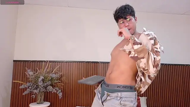 Snapshot of Raiden__Boy chatting on 03-04-25, 10:16 Raiden Boy online show from 03-04-25, 10:16